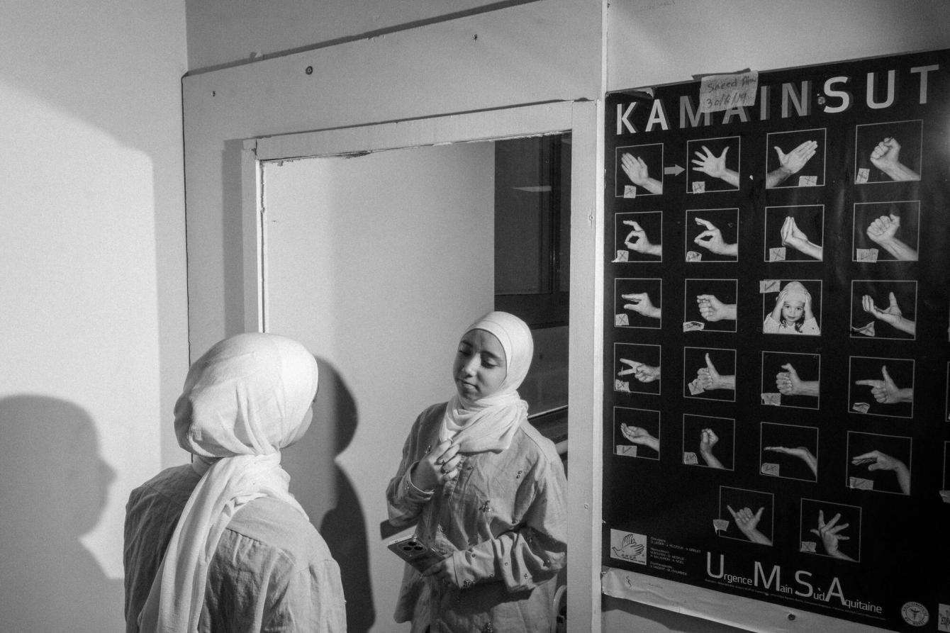 A patient looks at herself in the mirror in the MSF hospital in Amman.