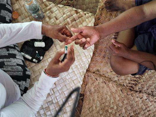 MSF midwife Esther Karume screens a woman for diabetes in Kiribati, an island nation with high rates of the disease.